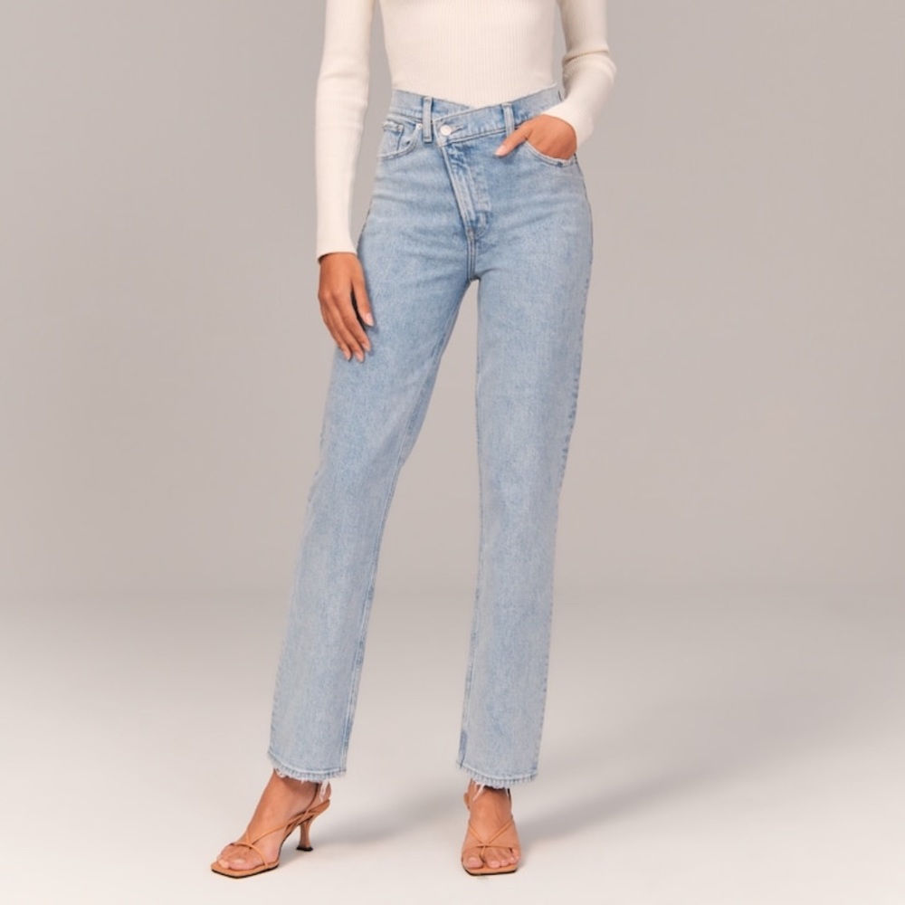 Abercrombie Ultra High Rise 90s Straight Jean - 25S